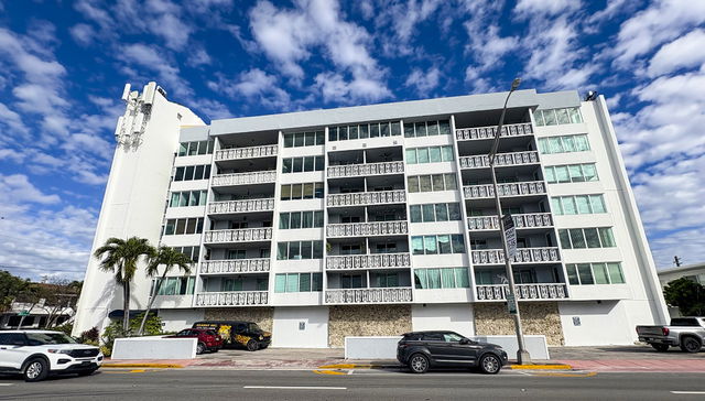 Harding Hall Condo photo 2